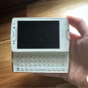 Sony White Xperia Slide-Out QWERTY Phone FOR PARTS DOES MOT WORK